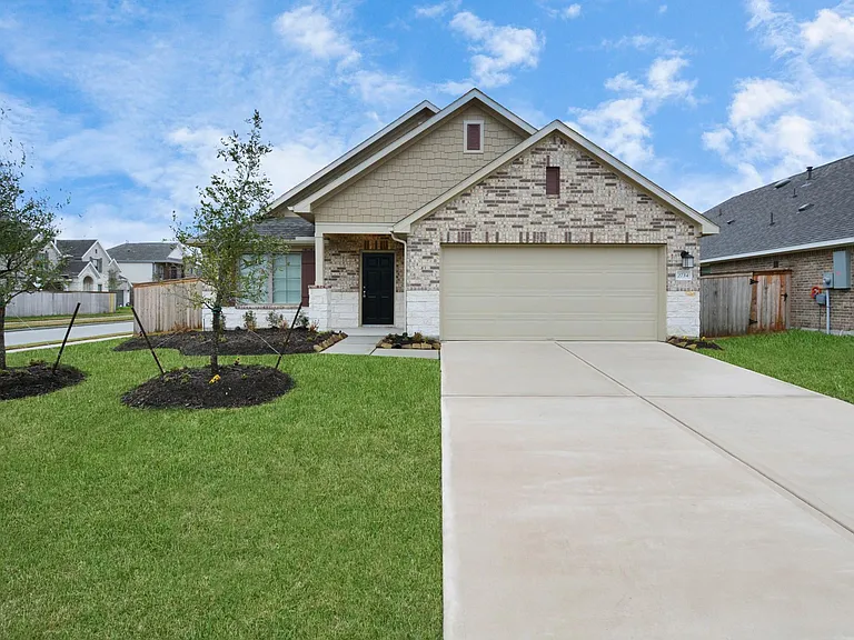 2734 San Bernard Dr — Photo 2