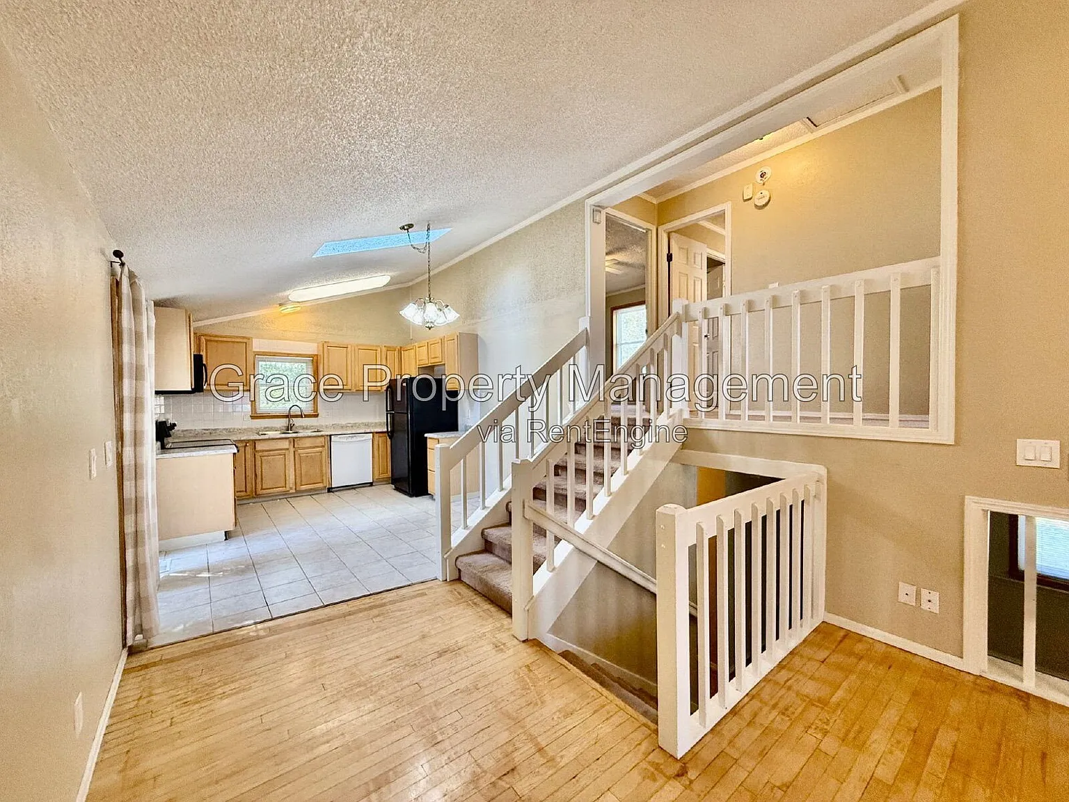 3 bed, 2.0 bath, 1476 sqft, $2,395 — Photo 3
