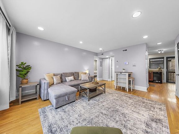 5th image of 7423 N Sheridan Rd APT 3W