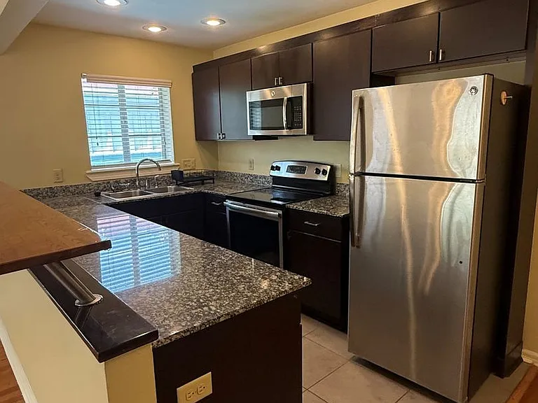 1406 Broadway St — Photo 11