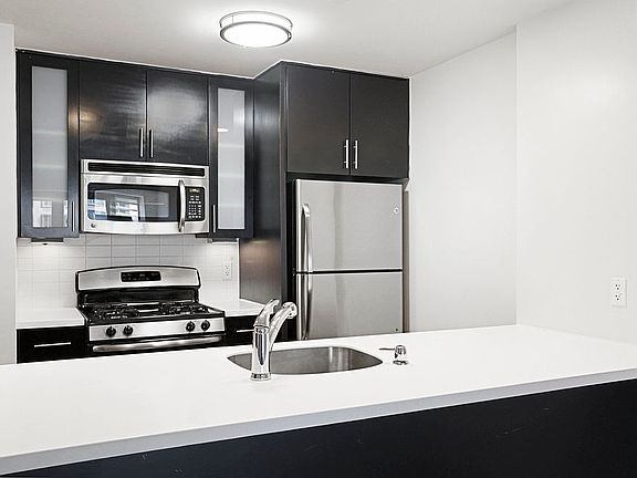 4th image of 4118 Crescent St APT 5e
