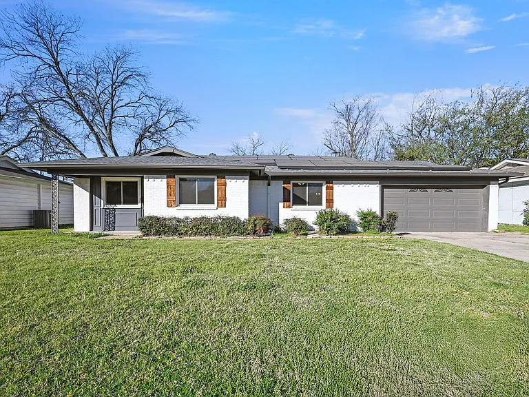 5421 Greenwood Way — Photo 2