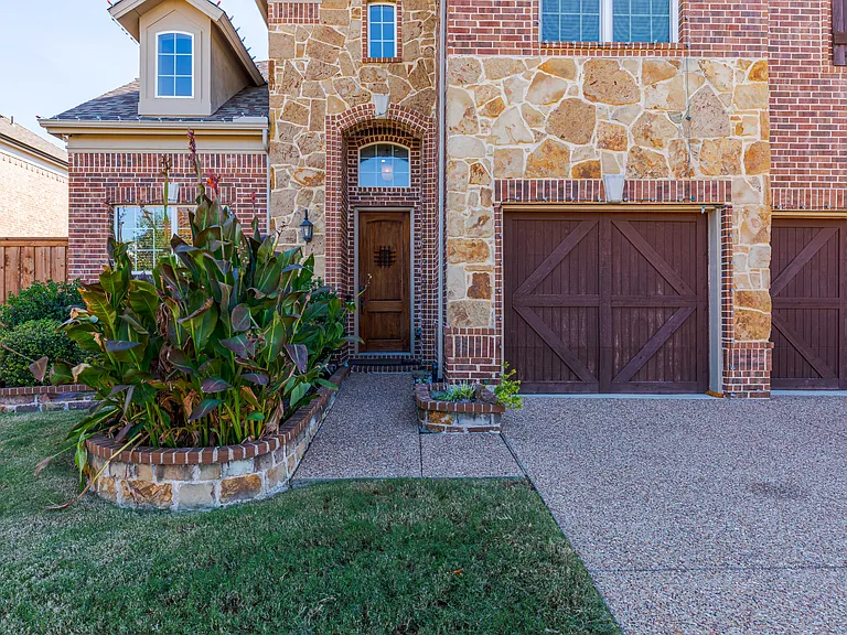 2555 Hannah Cir — Photo 3