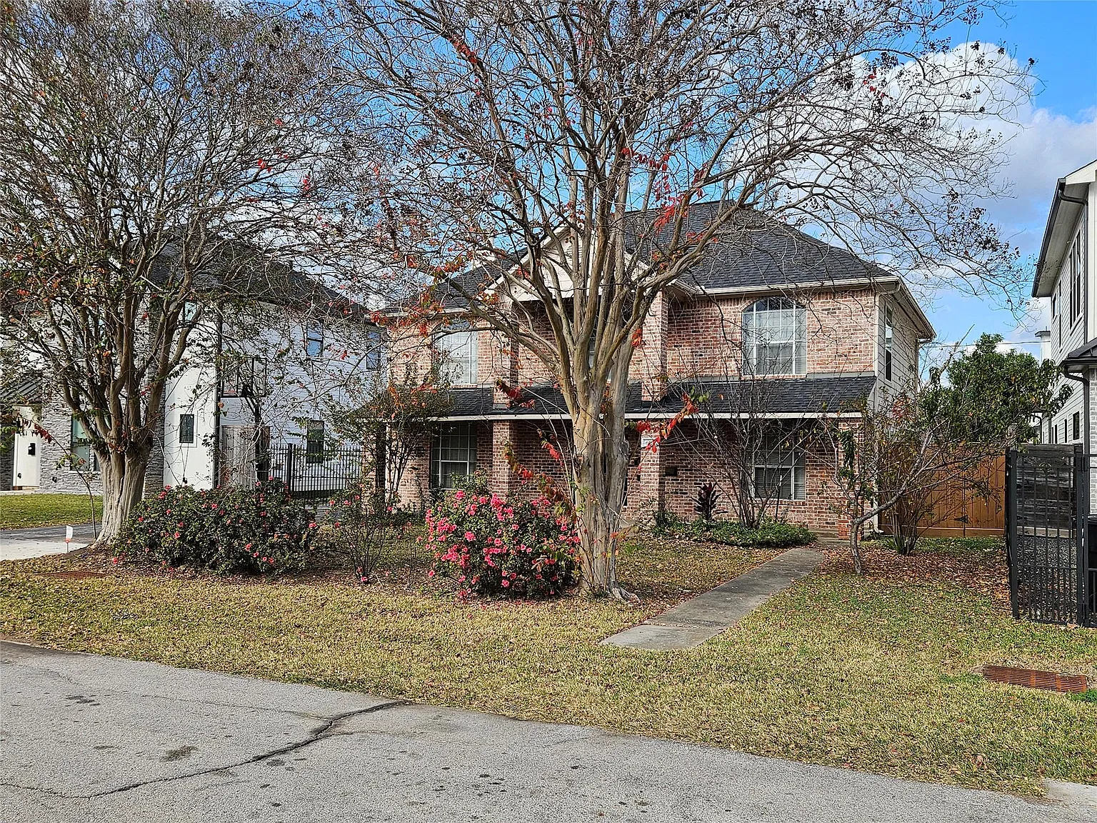 5 bed, 3.0 bath, 2748 sqft, $3,800 — Photo 3