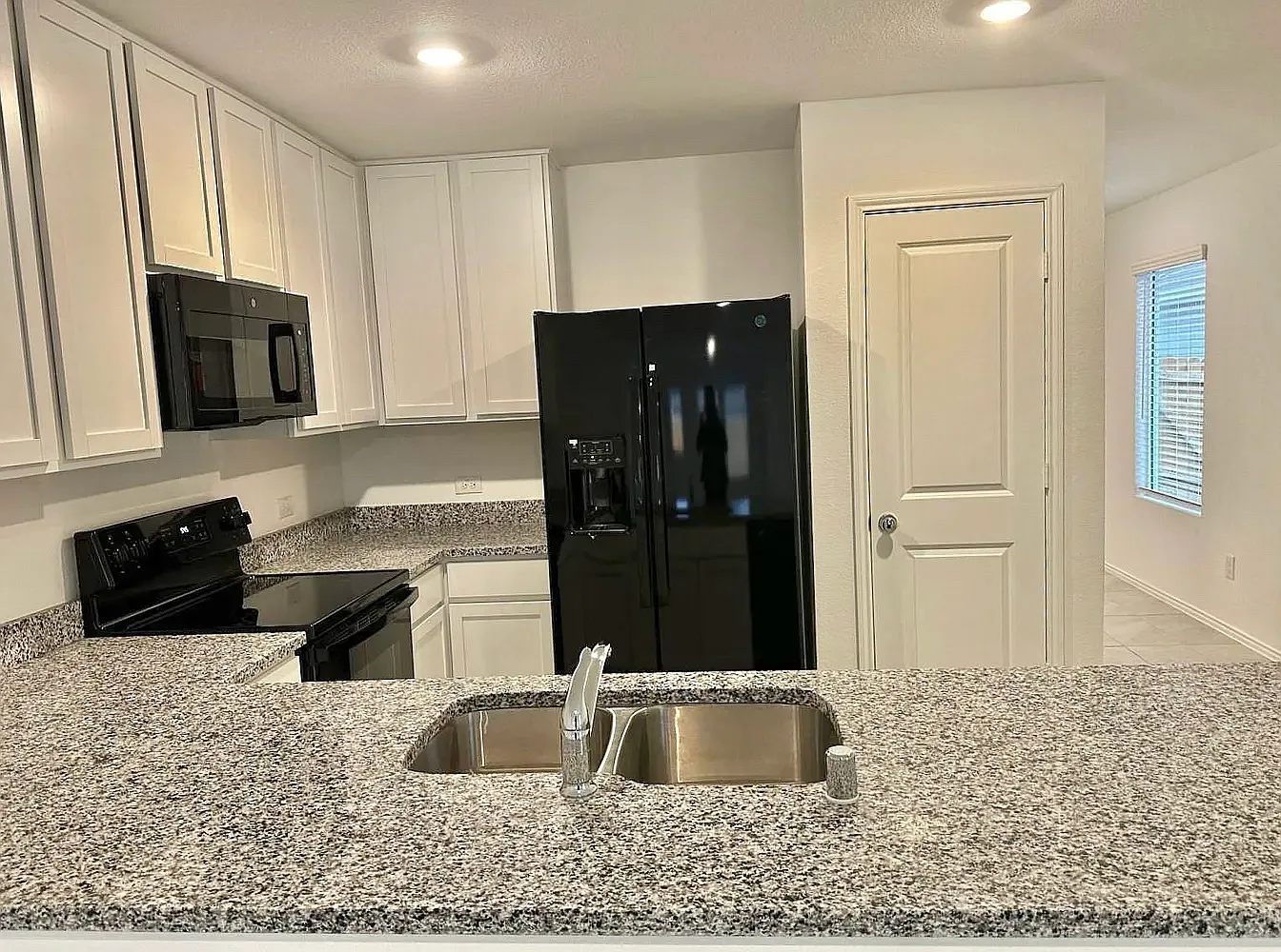 4 bed, 1600 sqft, $2,248 — Photo 2