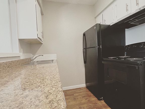 4th image of 455 Eldon Dr #12
