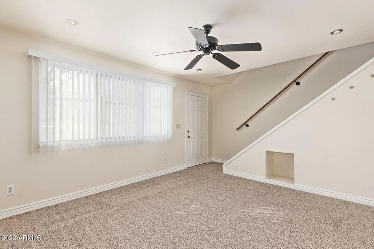 Great Location in Scottsdale,! 2 bedroom, 1.5 bath, community pool — Photo 4