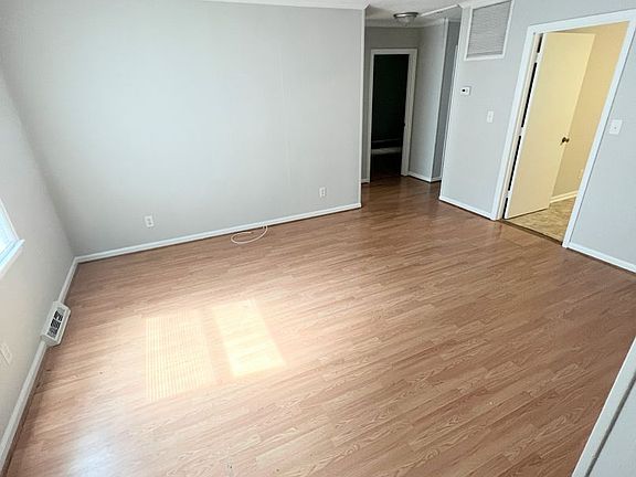 4th image of 1039 Oakmont Cir #A