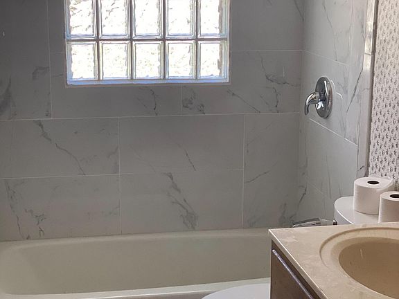 Main Bath tub and shower