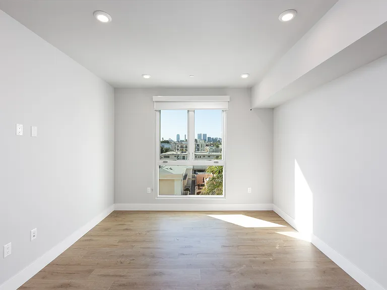 1070 S Holt Ave — Photo 22