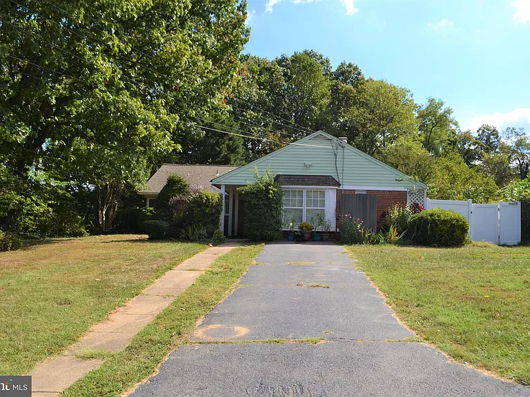 3809 Whispering Ln — Photo 45