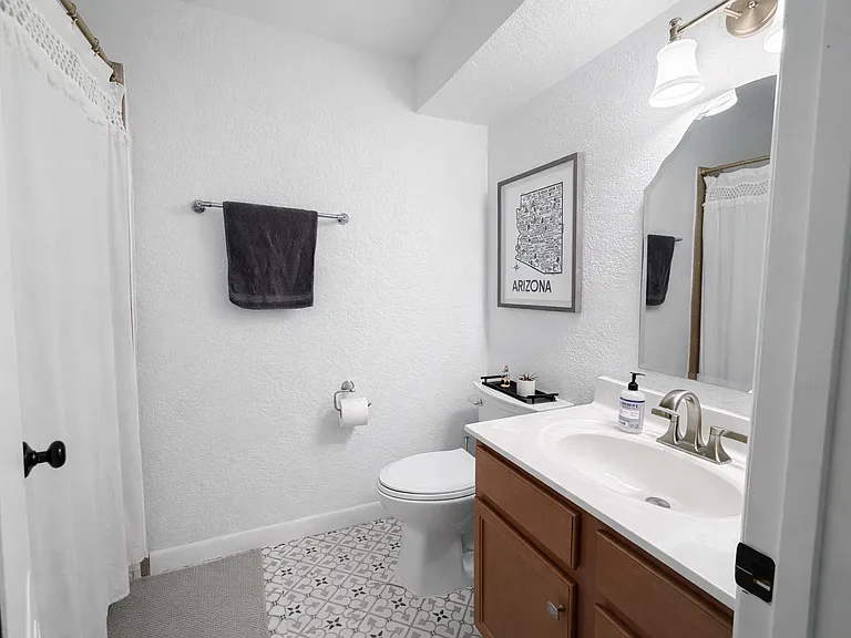 724 N Pine St — Photo 10