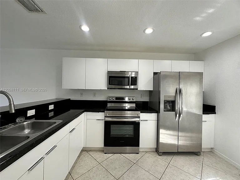 324 NE 3rd St #D — Photo 9