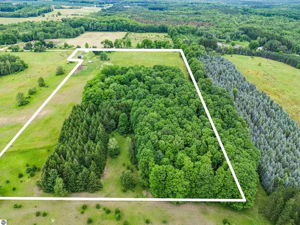 7020 E Sparling Rd, Kingsley, MI 49649