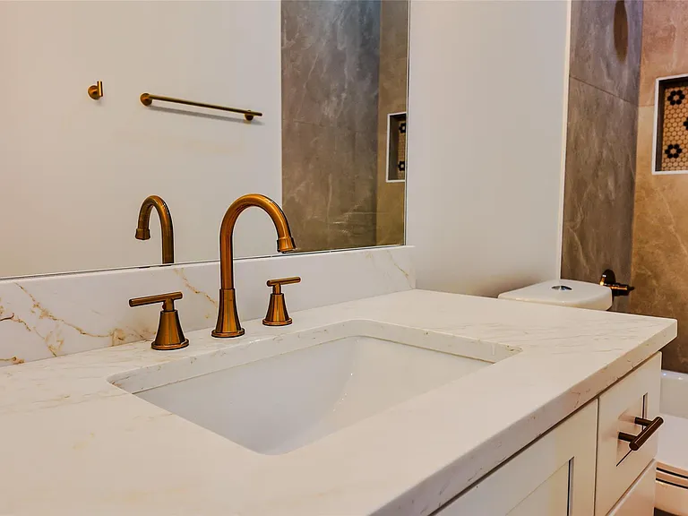 819 N Loop — Photo 38
