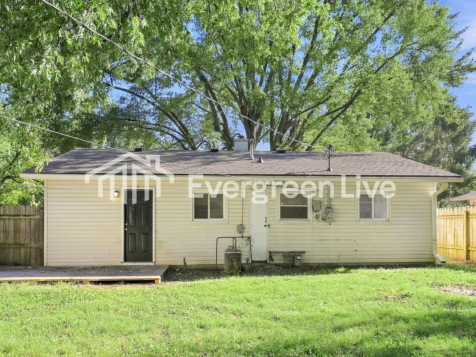 3 bed, 1.0 bath, 900 sqft, $1,345 — Photo 2
