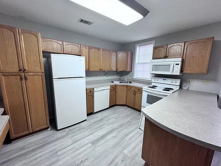 607 Warner Ave — Photo 4