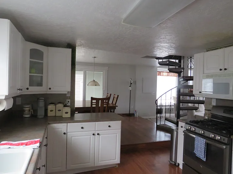 1014 E Franklin St — Photo 13
