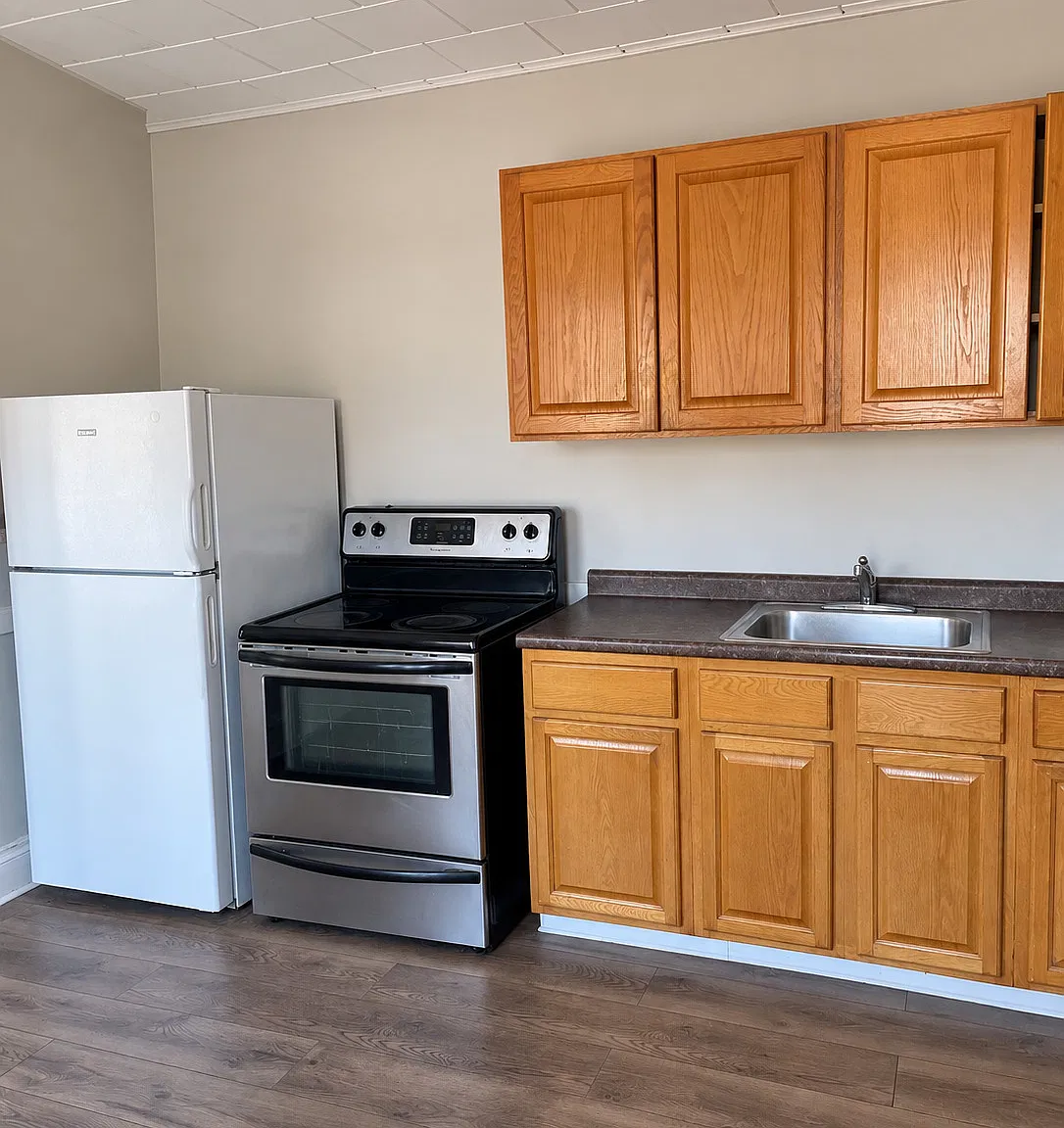 3 bed, 1.0 bath, 4966 sqft, $1,600 — Photo 1