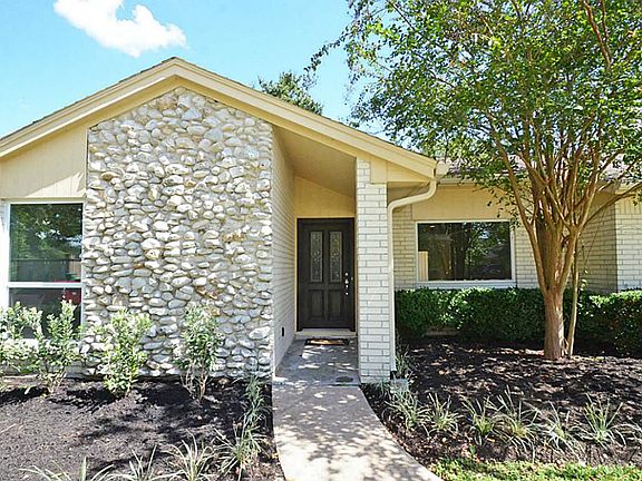 Greet your guests with this impressive entry! Love the timeless stone elevation!