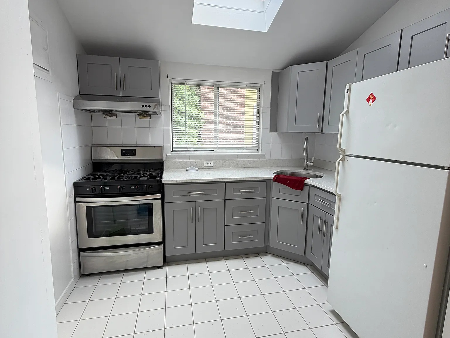 3 bed, 1200 sqft, $3,200 — Photo 3