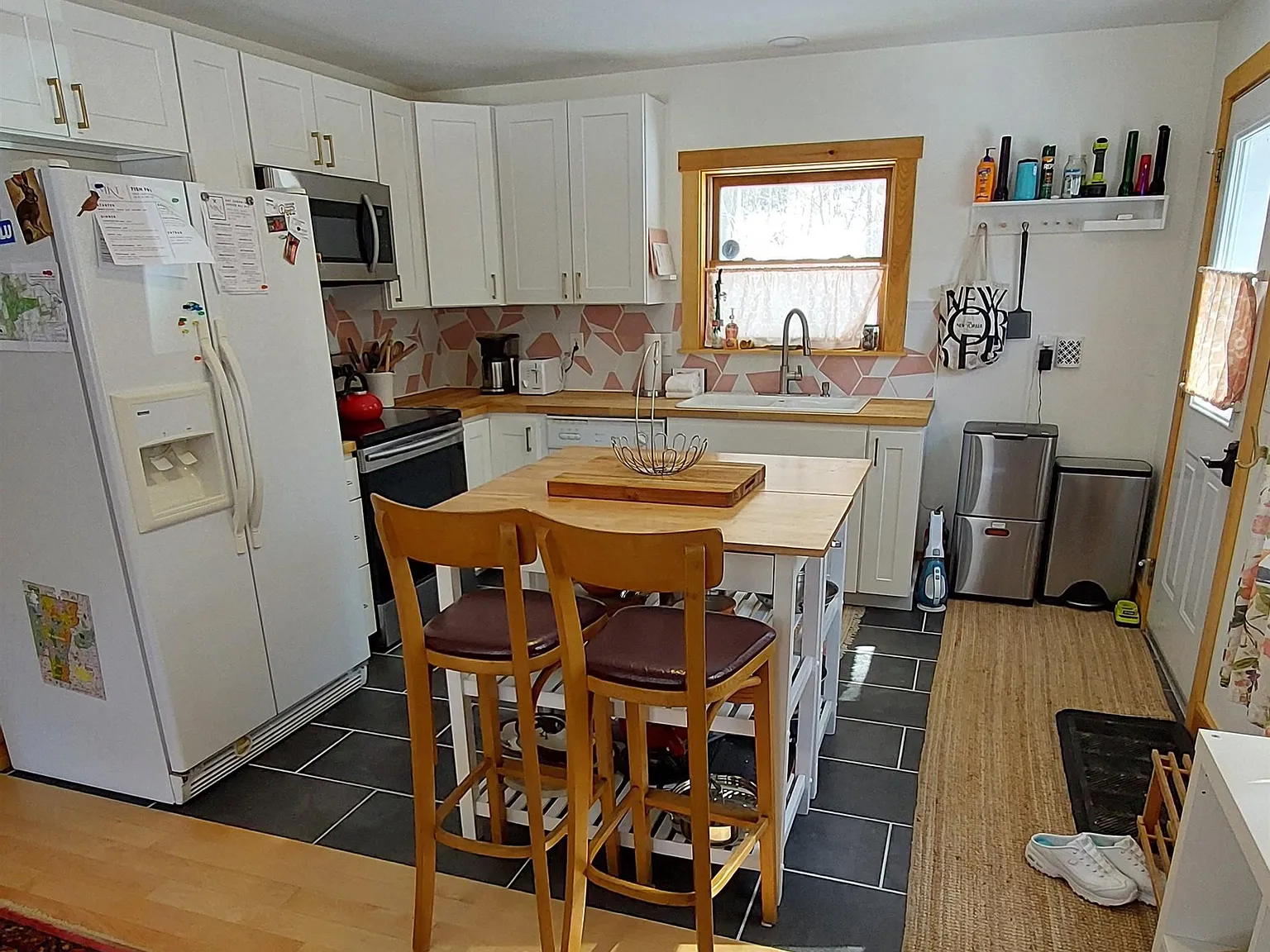 3 bed, 2.0 bath, 2000 sqft, $2,100 — Photo 3