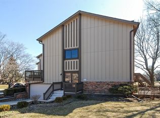 17 Windward Cir, Willowbrook, IL 60527