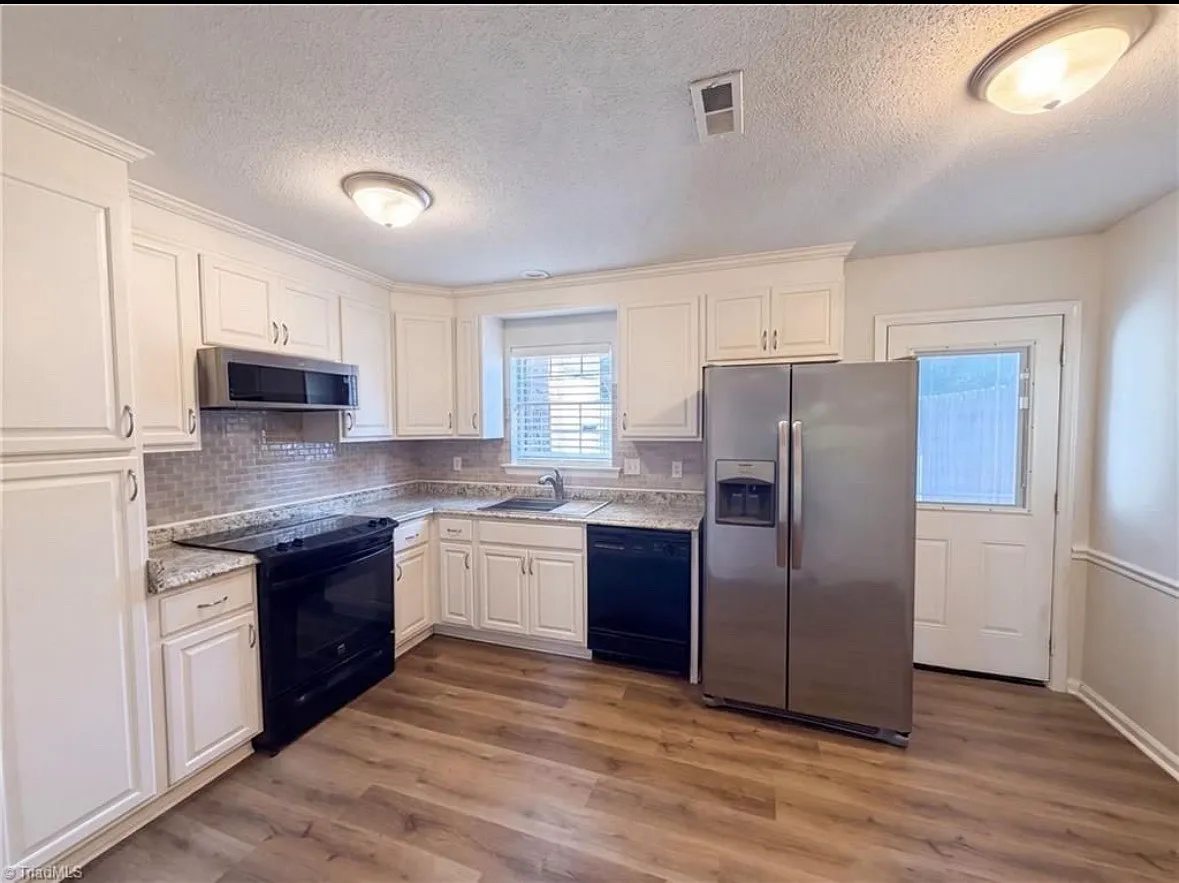 2 bed, 1.5 bath, 932 sqft, $1,250 — Photo 4