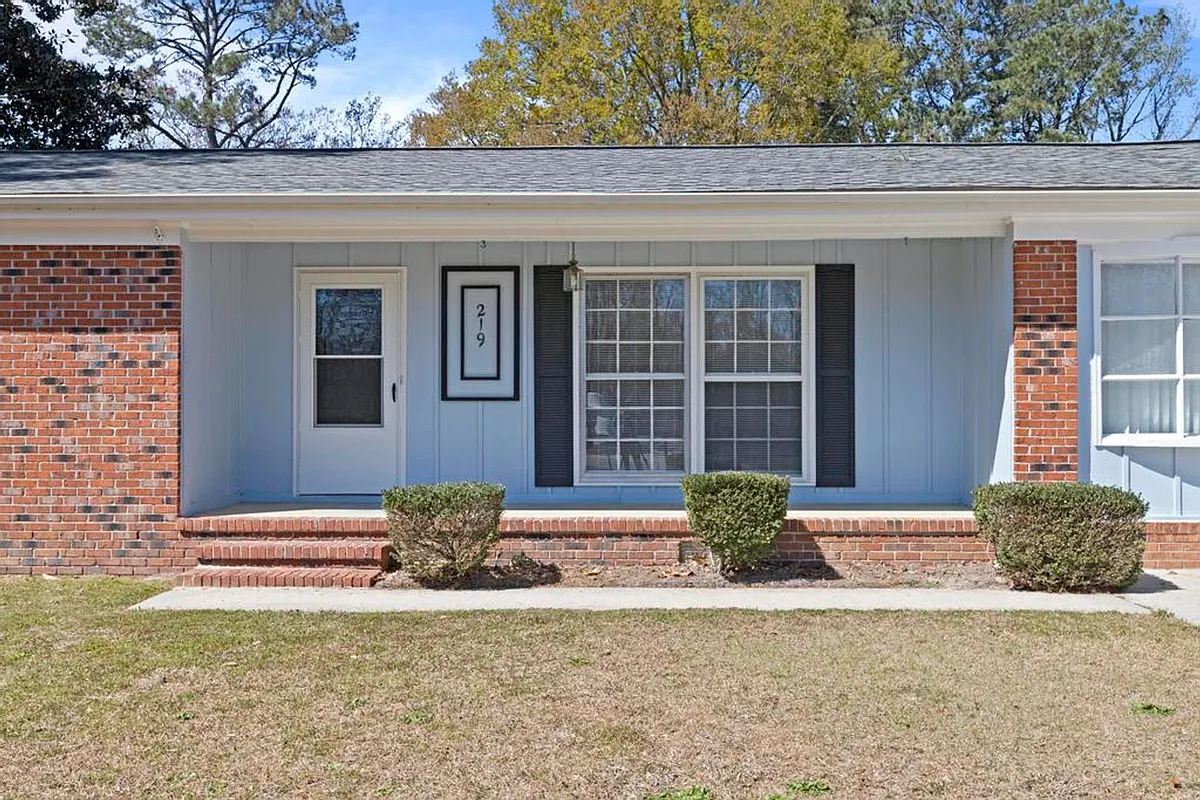 Building Photo - 219 Edgewood Dr
