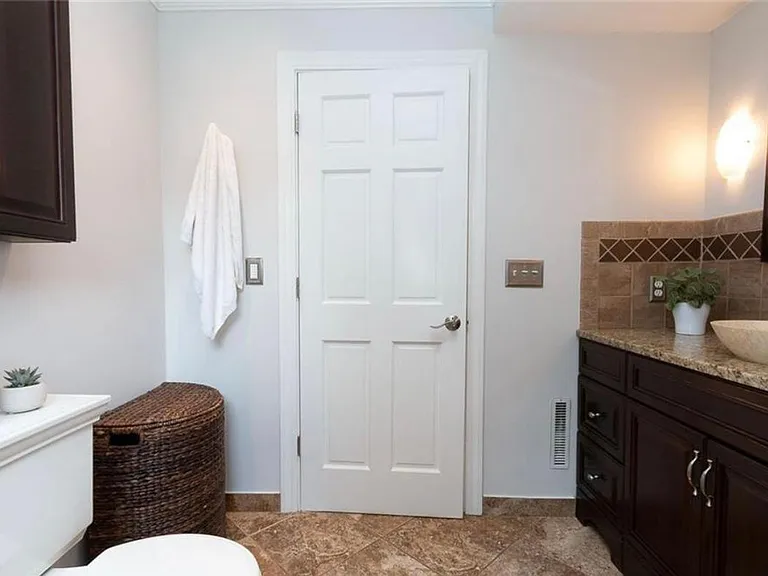 256 Castle Dr — Photo 16