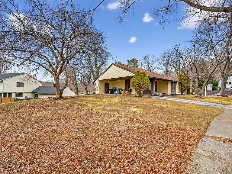8801 Monmouth Dr — Photo 33