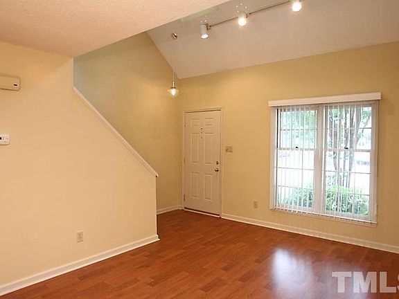 3rd image of 18 Forest Oaks Dr