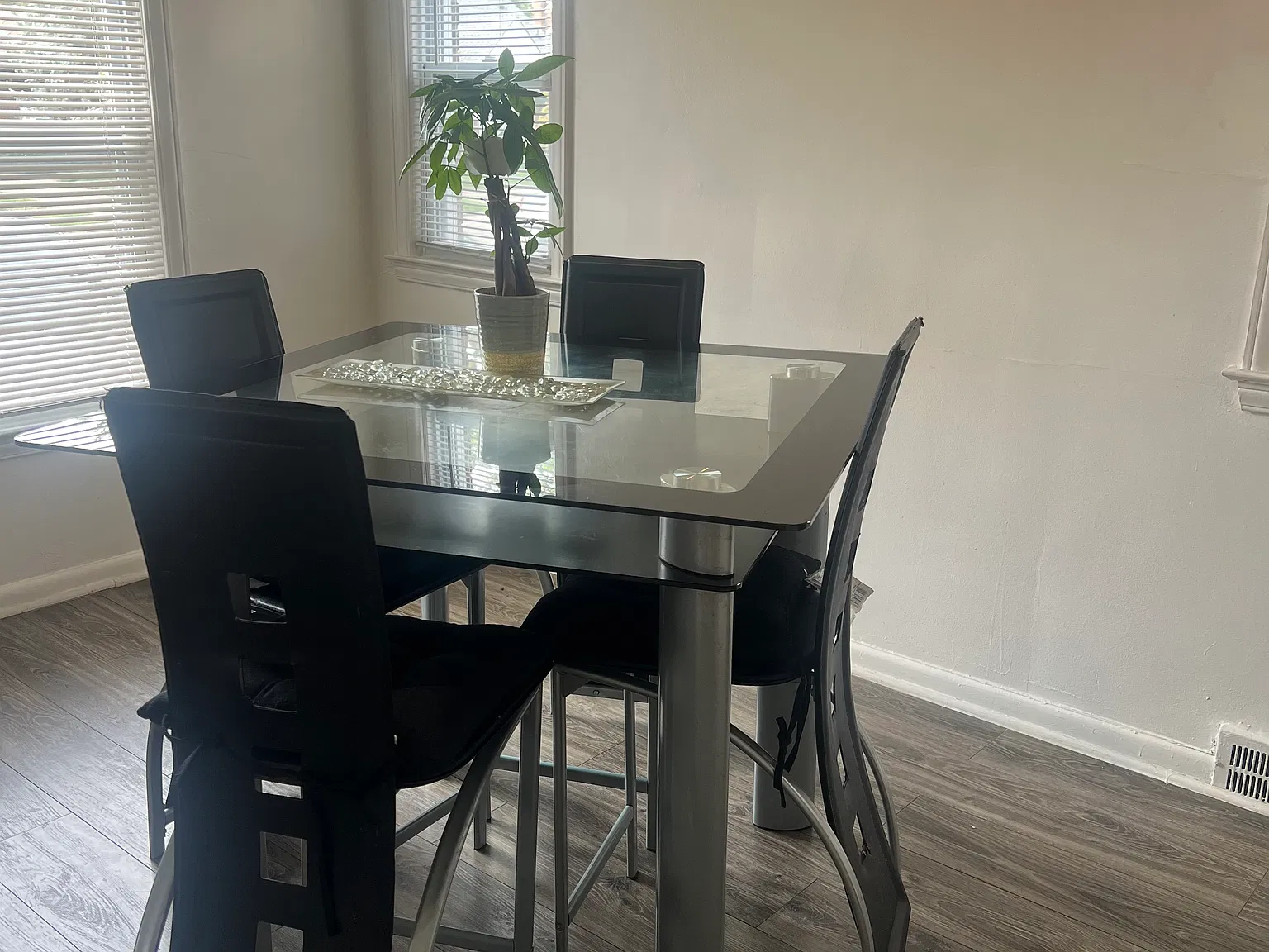 4 bed, 1487 sqft, $1,200 — Photo 4