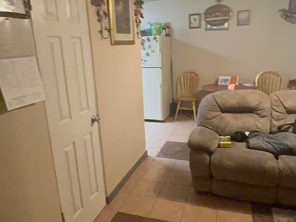 3rd image of 658 E MARILYN Avenue