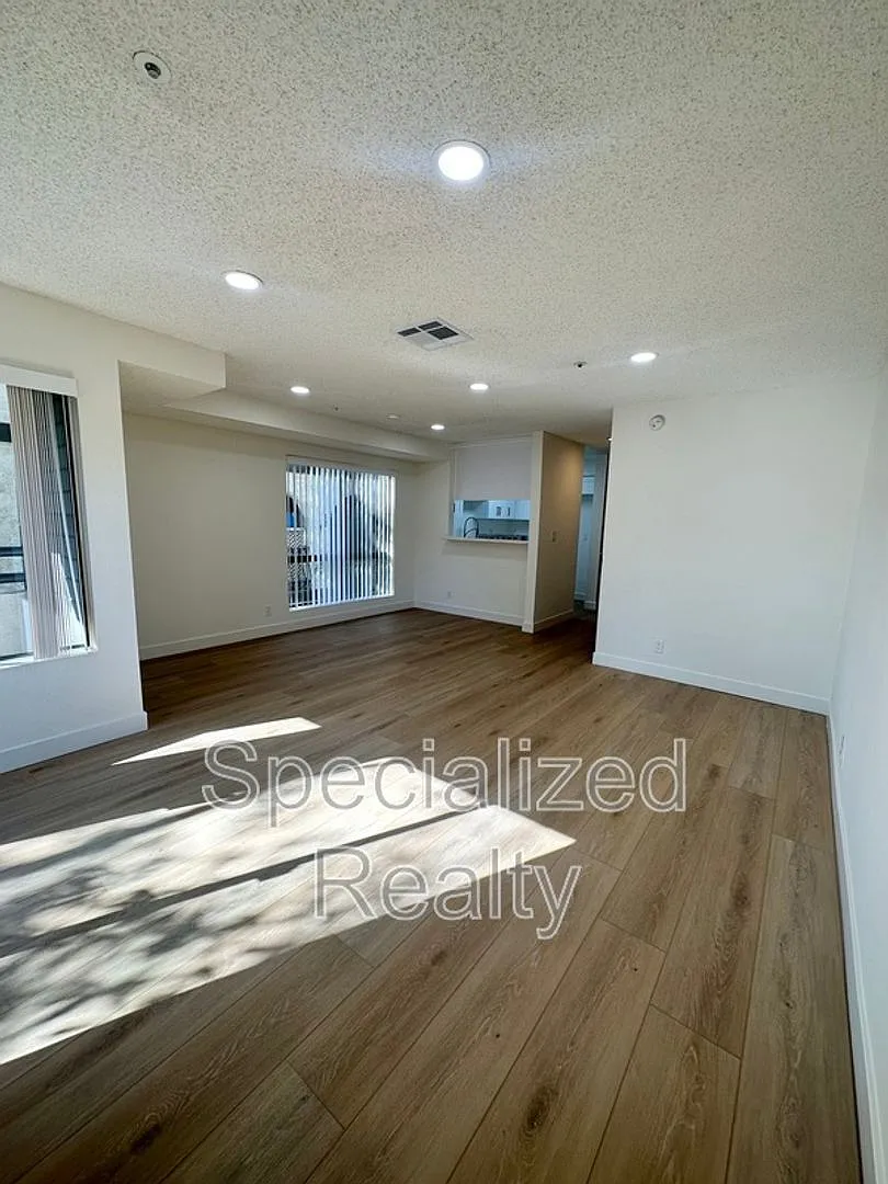 621 N. Louise St — Photo 3