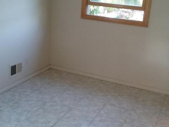 3rd image of 93 Collyer Ave Floor 2