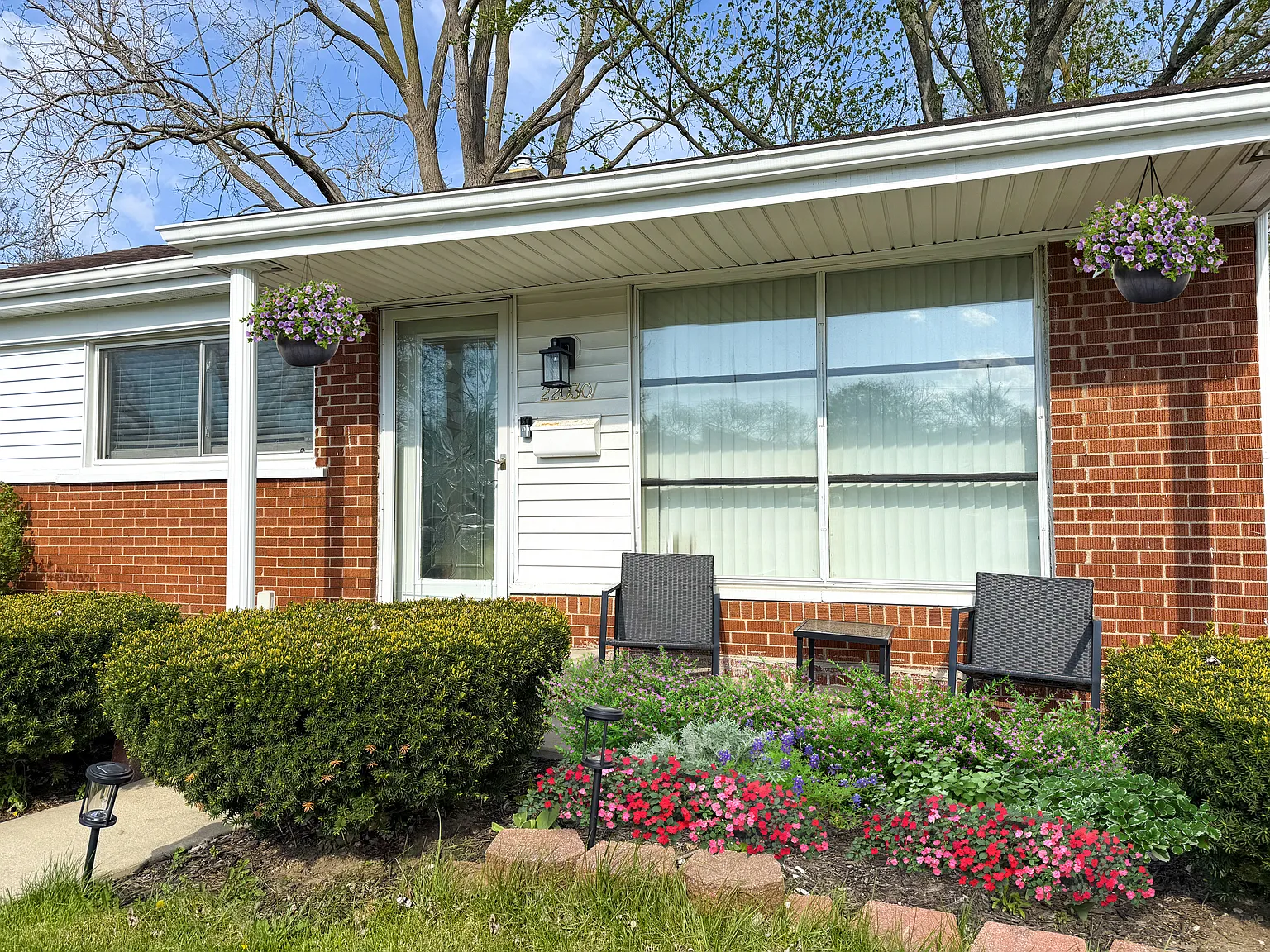 3 bed, 2072 sqft, $2,200 — Photo 2
