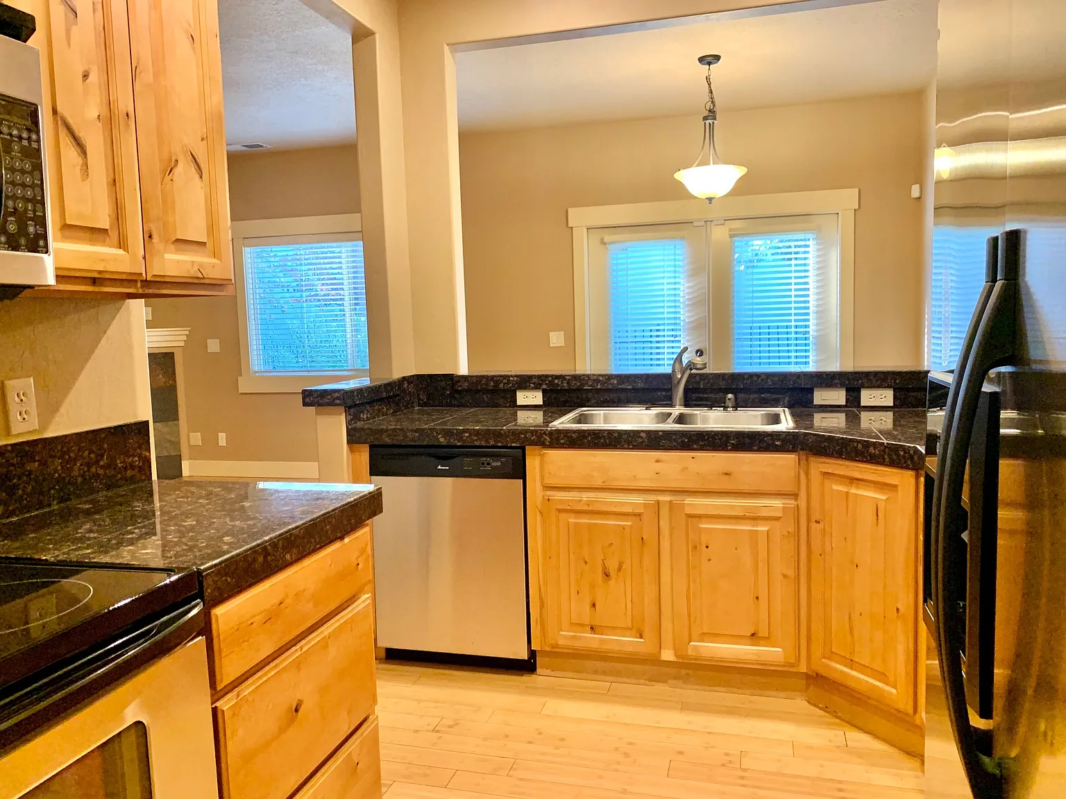 3 bed, 2.5 bath, 1550 sqft, $2,575 — Photo 3