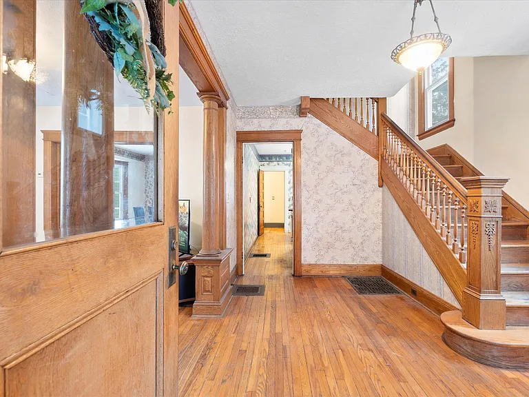 925 Westcott St — Photo 4