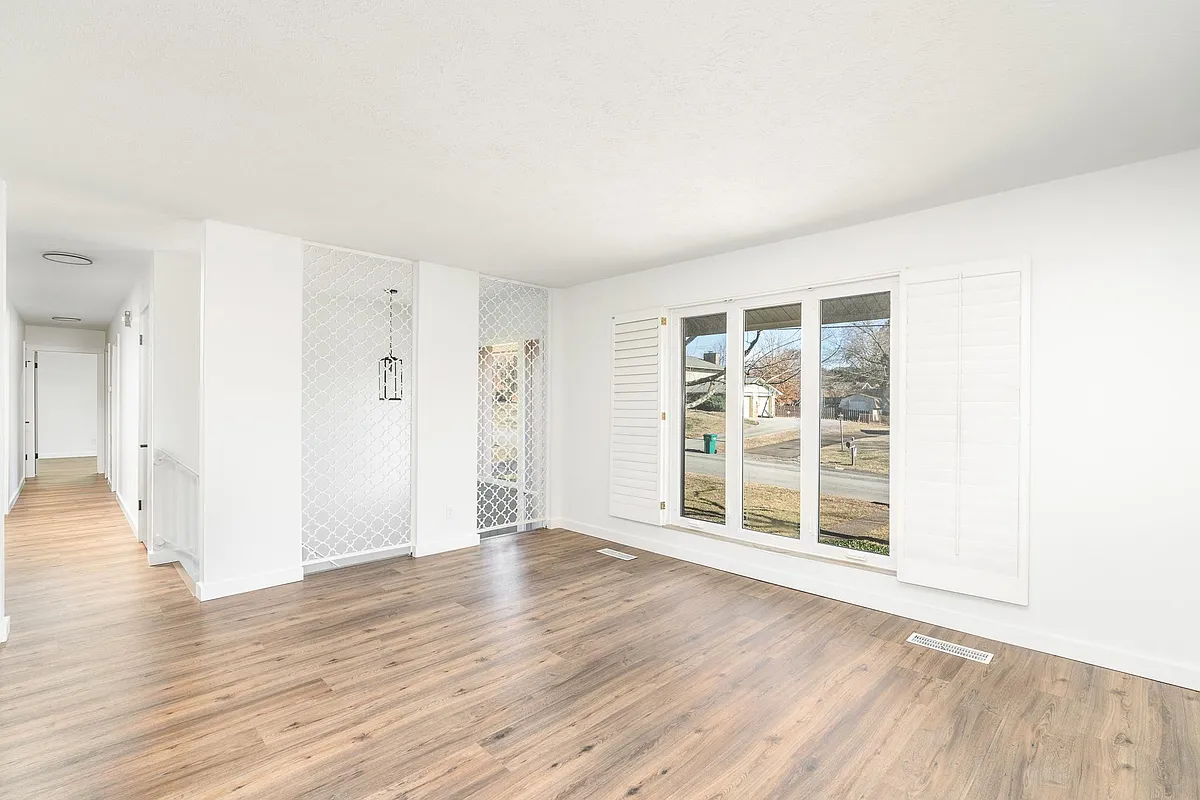 Spacious open living room - 949 Kevin Rd