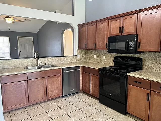 411 Harvard Way — Photo 4