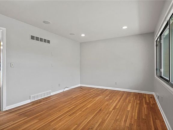 5th image of 6907 W 72nd St