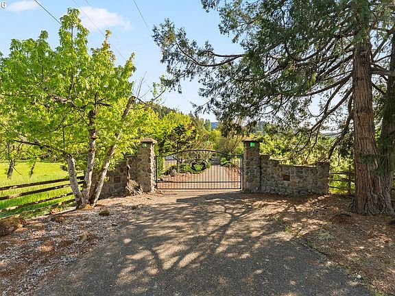 3rd image of 2233 Riverside Dr