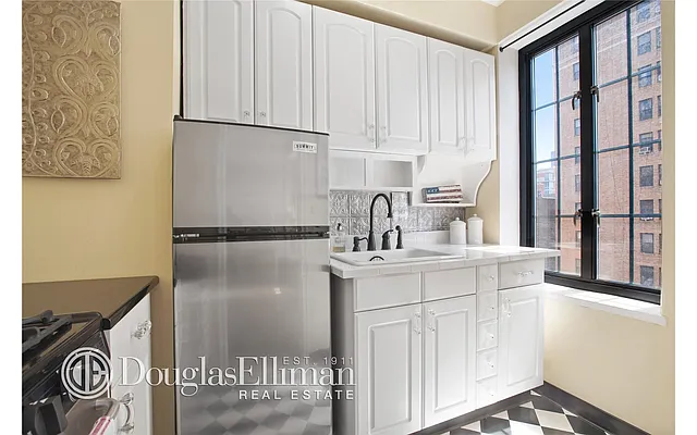 Rented by Douglas Elliman | media 14