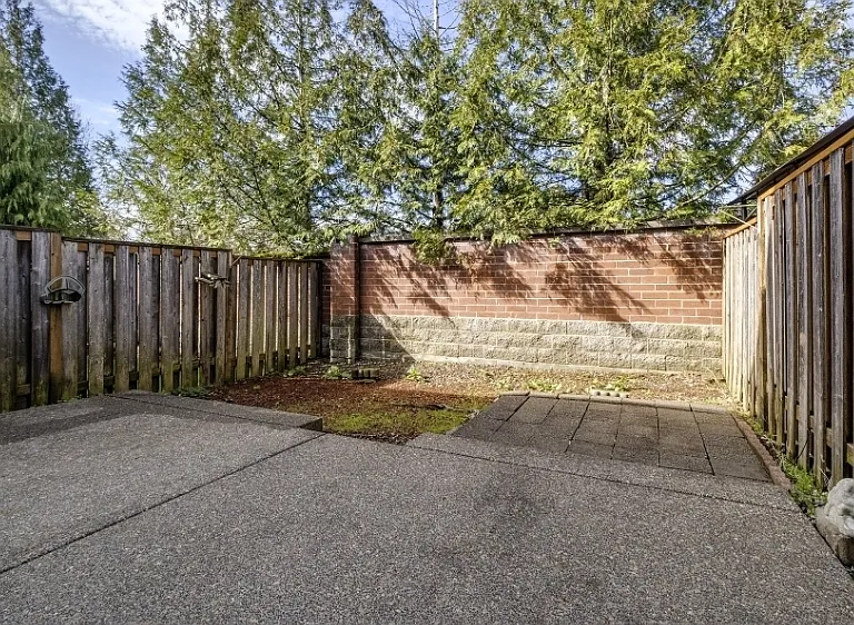 909 SE Sacha Pl — Photo 18