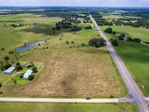 1 County Road 203, Hallettsville, TX 77964