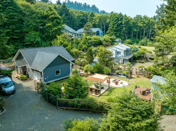 5230 4th St NW, Tillamook, OR 97141