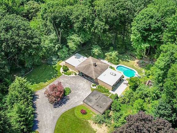 3rd image of 1185 Point O Woods Dr