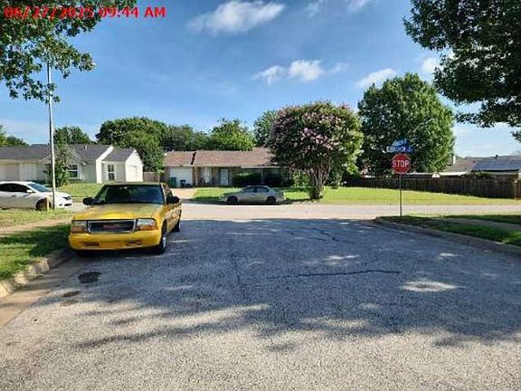 Exterior Neighborhood (street photo)
