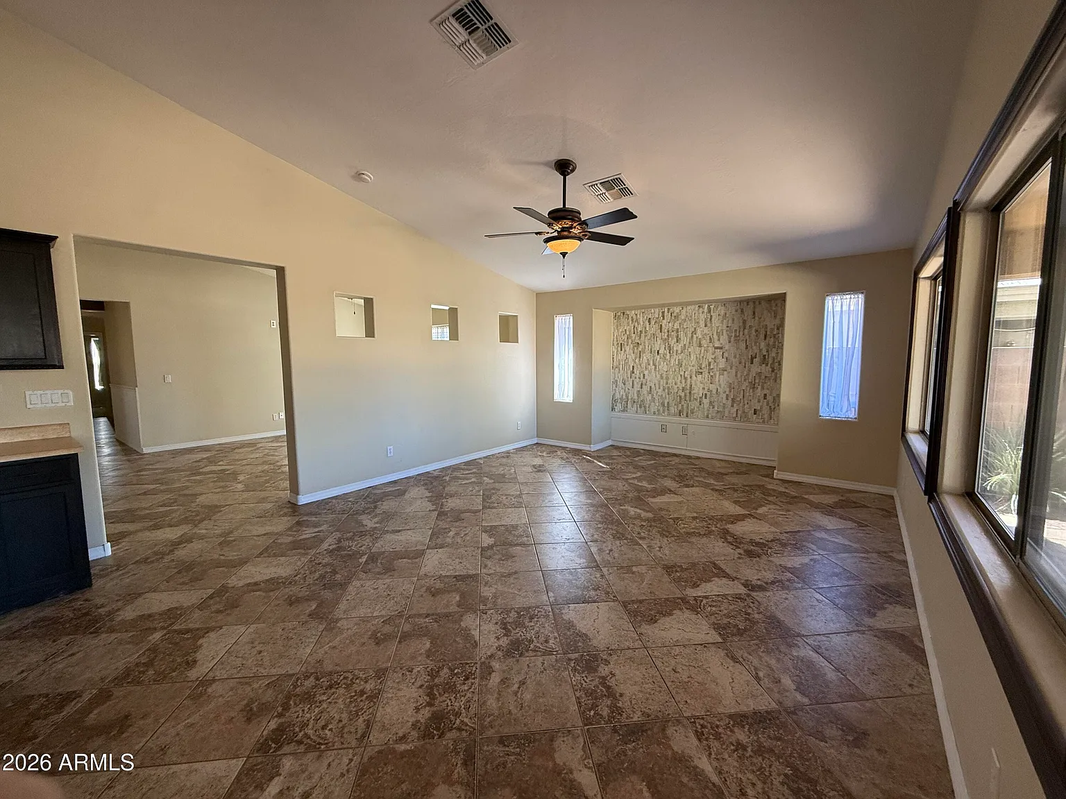 4 bed, 2.5 bath, 2376 sqft, $2,360 — Photo 4